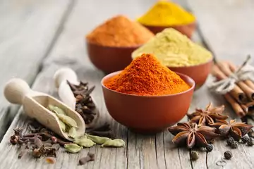 herbes aromatiques et épices en mélanges dans bols