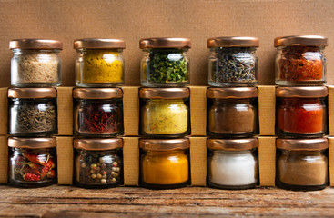 pots à épices dans la cuisine